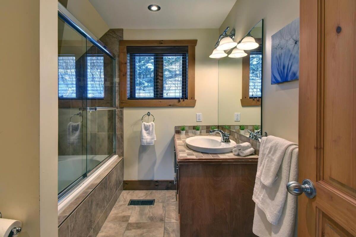 Chic Familiale, Relaxant Avec Spa En Montagnes Labelle Esterno foto